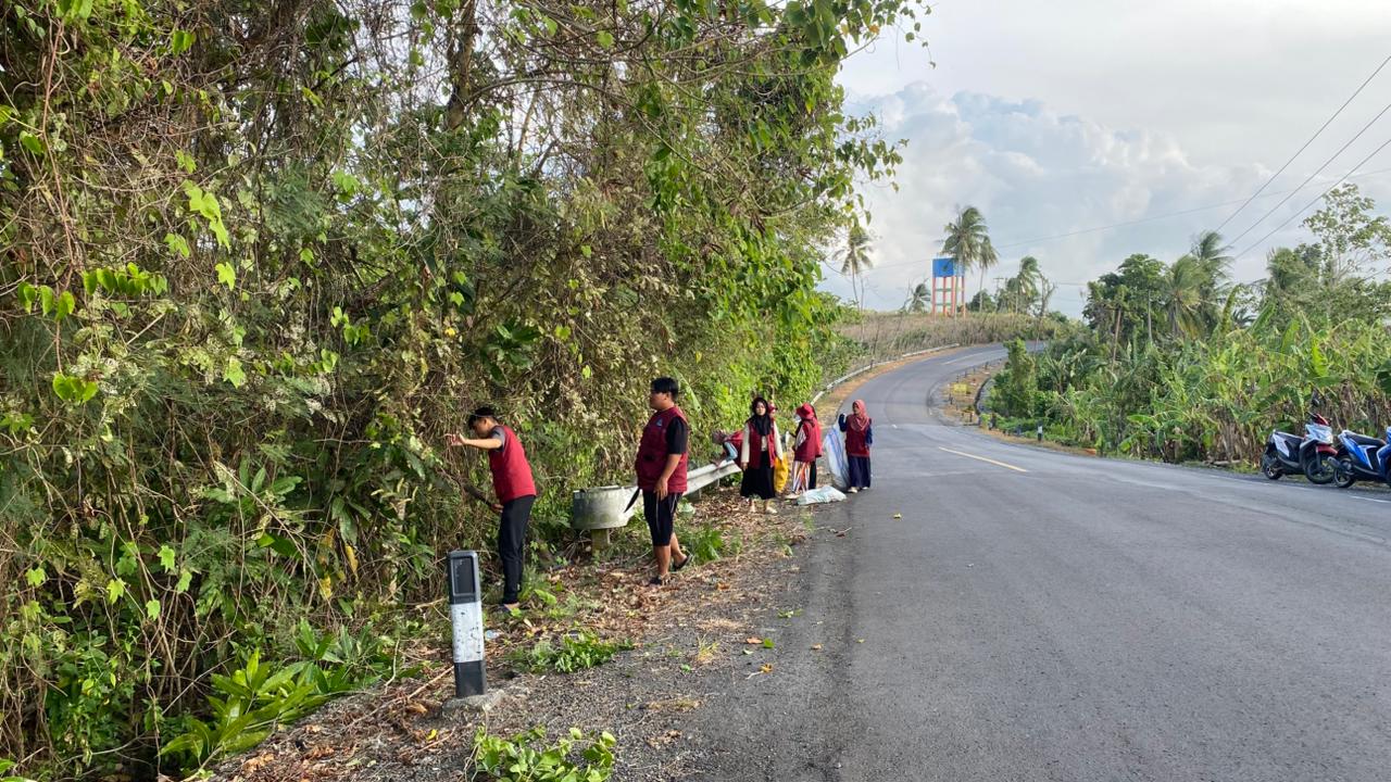 Pemdes Mario Bersama Mahasiswa KKN UNIPRIMA Lakukan Pemangkasan Ranting di Ruas Jalan Desa